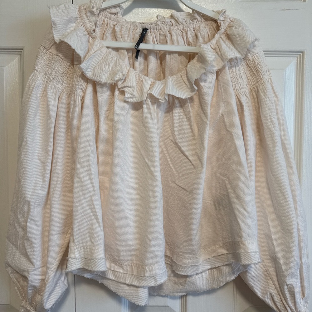 Anthropologie cream ruffled peasant blouse
Boho smocked balloon sleeved top. XS